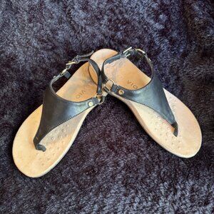 Vionic Women's Kirra size 6 black leather T-strap sandals